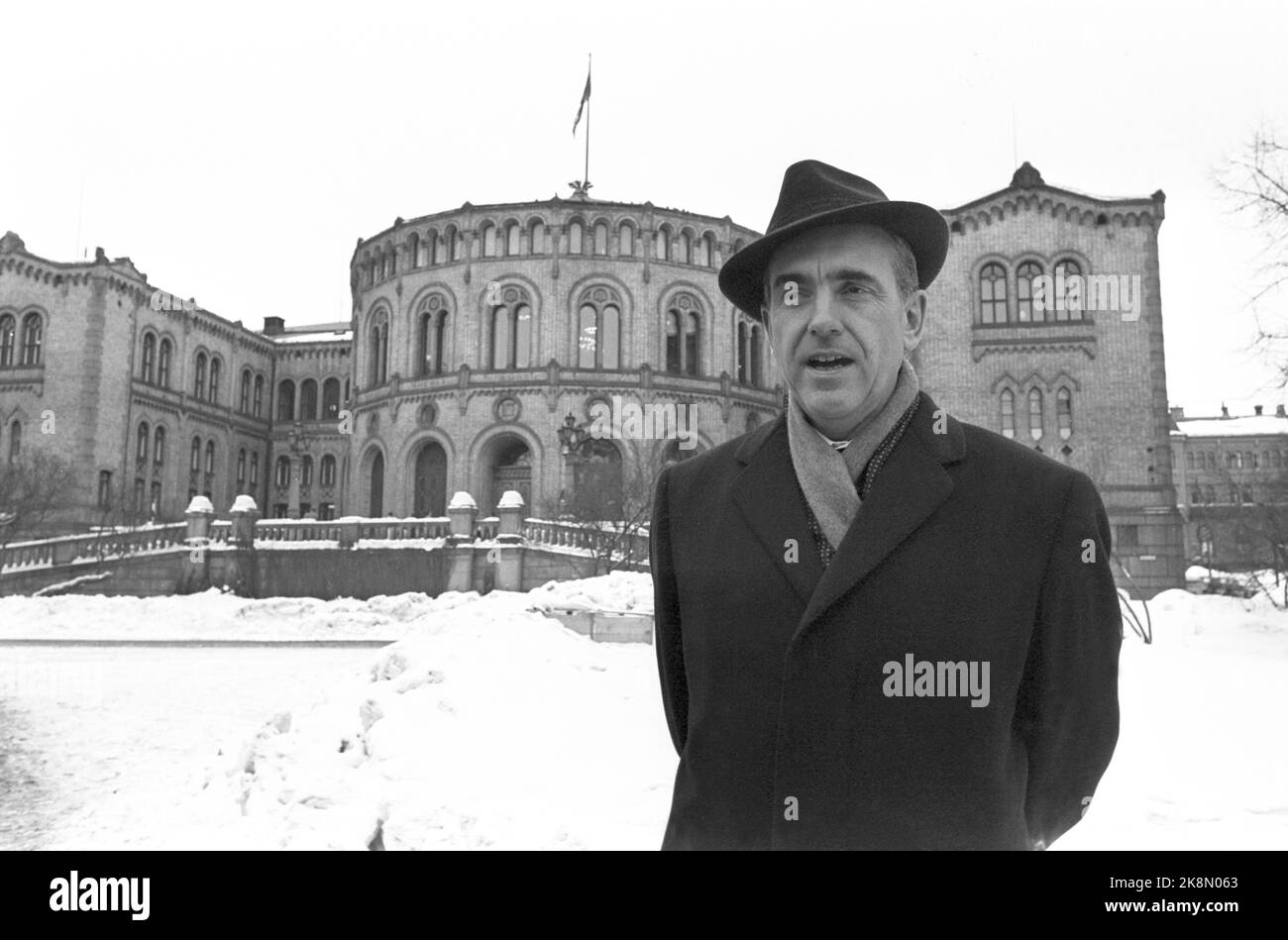 Oslo 19680309. Andreas Papandreou, der Mann, den der griechische Oberst Junta vor allem hasst und fürchtet, besucht Oslo, um Unterstützung für die griechische Widerstandsbewegung zu fordern. Papandreou war ein Mitglied der Regierung, dass die Putschhalden aufgelöst und ins Gefängnis geworfen wurden. Die Colonels wüten über den Empfang, den er in den nordischen Ländern empfängt. Hier Papandreou vor dem Storting. Foto: Aage Storløkken Current / NTB Stockfoto