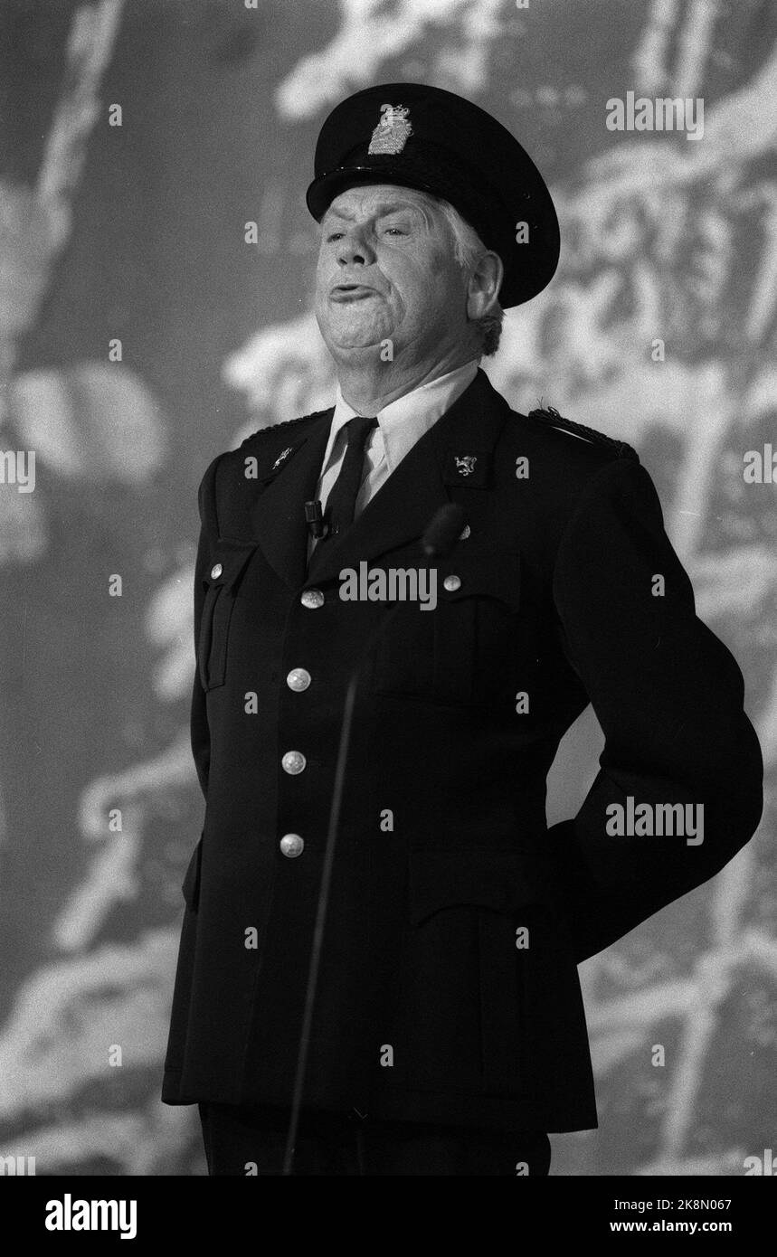 Oslo 19871116. Chatten Sie Noirs 75.-jähriges Jubiläum. Arve Opsahl auf der Bühne. Hier in Polizeiuniform. Foto: Bjørn Sigurdsøn / NTB / NTB Stockfoto