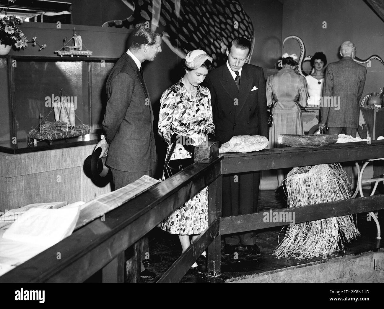 Oslo 19550625. Königin Elisabeth II. Bei einem Staatsbesuch in Norwegen. Königin Elizabeth und ihr Mann Prinz Philip besuchen das Kon-Tiki Museum. Thor Heyerdahl spricht über die Kon-Tiki-Expedition. Z. B. Prinz Philip, Königin Elizabeth und Thor Heyerdahl. Foto: NTB Archive / NTB Stockfoto Oslo 19550625. Königin Elisabeth II. Bei einem Staatsbesuch in Norwegen. Königin Elizabeth und ihr Mann Prinz Philip besuchen das Kon-Tiki Museum. Thor Heyerdahl spricht über die Kon-Tiki-Expedition. Z. B. Prinz Philip, Königin Elizabeth und Thor Heyerdahl. Foto: NTB Archive / NTB Stockfoto
