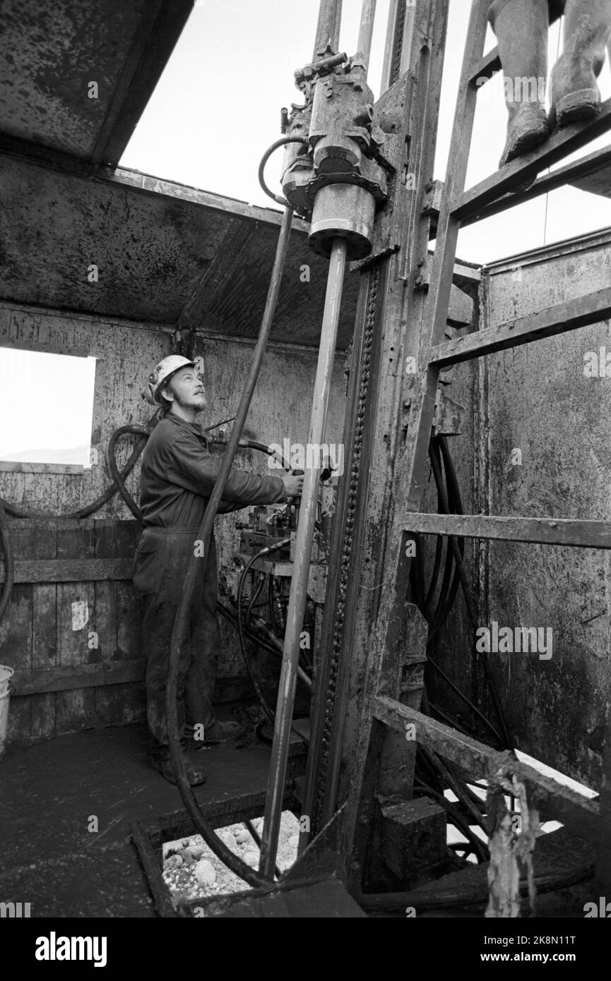 Andenes 19720722 die Insel wartet auf den Ölspray. Öl wurde auf Andøya gefunden, aber die Frage ist immer noch, wie groß die Ölmengen sind. Der Bohrturm sieht eher dünn aus, aber große Hoffnungen sind mit ihm und dem Feld verbunden. Der Ölkonzern NORMINOL HOFFT auf mehr Arbeitsplätze in Nordnorwegen. Foto: Aage Storløkken / Aktuell / NTB Stockfoto