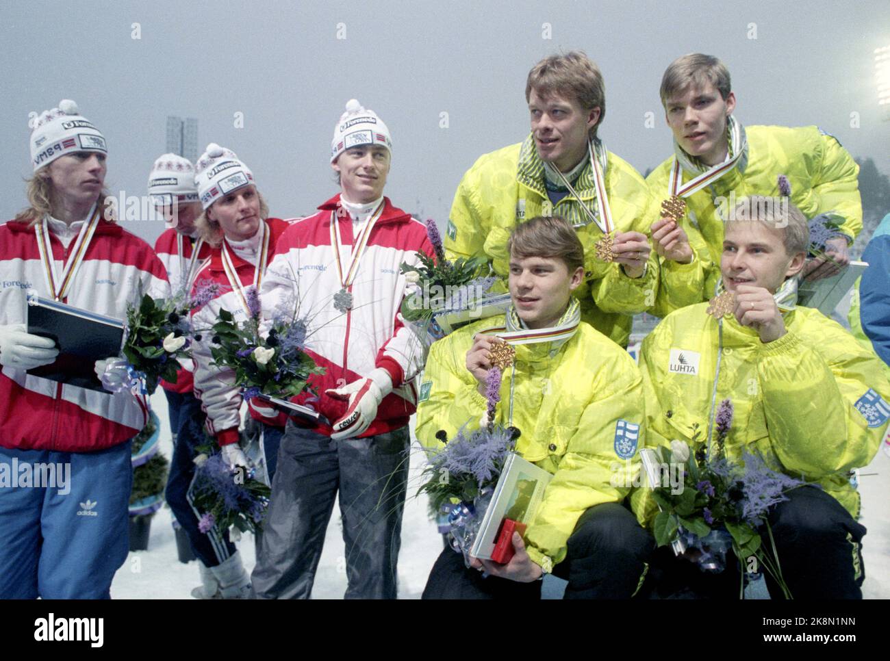 Lahti, Finnland 19890323. Skiweltcup Lahti. Teamsprung. Die finnischen goldenen Jungen t.h. (Nicht in Ordnung: Ari-Pekka Nikkola, Jari Puikkonen, Matti Nykänen und Risto Laakkonen). Das norwegische Team Fv: Magne Johansen, Ole Gunnar Fidjestøl, Jon Inge Kjørum und Clas Brede Bråthen erhielten Silber. Foto Bjørn Sigurdssøn / NTB Stockfoto
