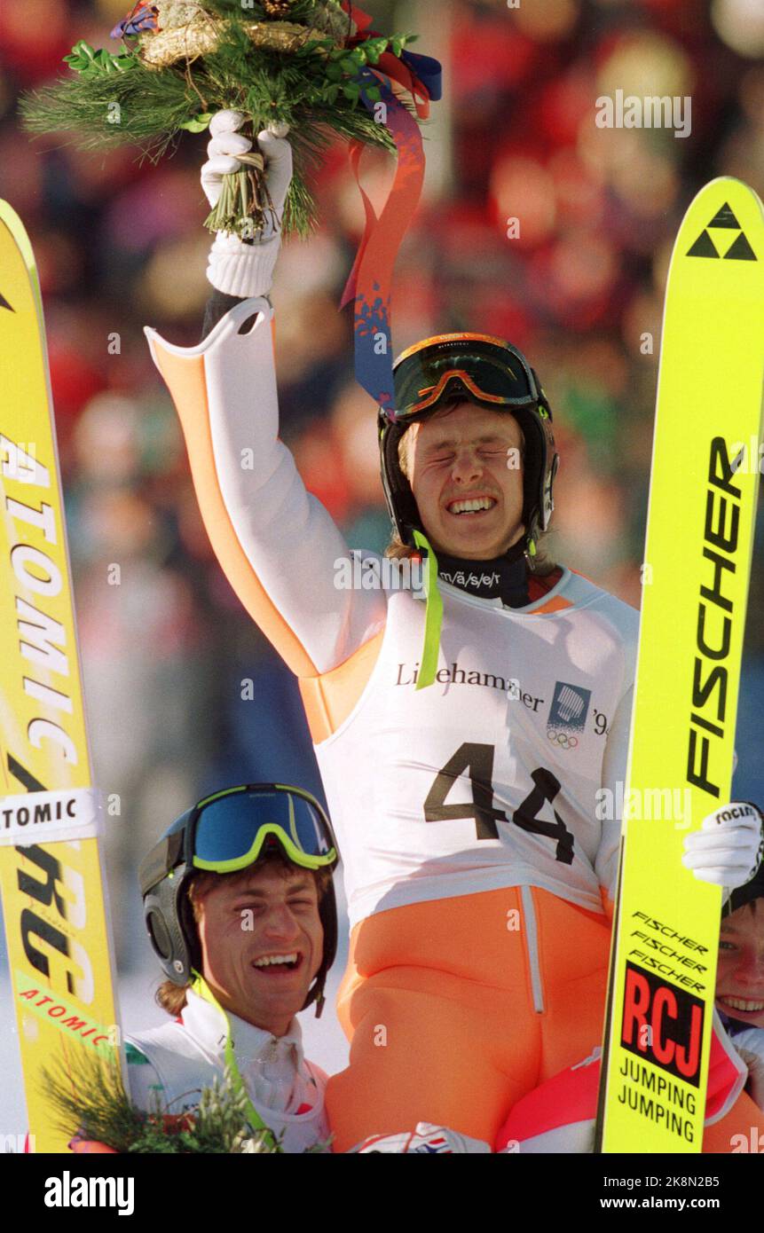 Lillehammer 19940220, Olympische Spiele. Jens Weissflog gewinnt die Sprungschanze während der Olympischen Spiele in Lillehammer und wird von Espen Bredesen und Andreas Goldberger (soweit in der rechten unteren Ecke sichtbar) auf einen goldenen Stuhl gehoben. Foto: Gunnar Lier, NTB Stockfoto