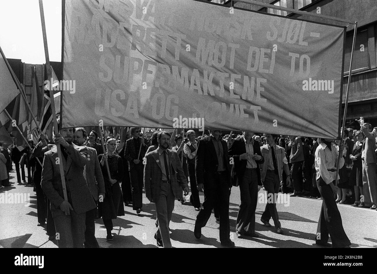 17,5.1977. (Ort: Unbekannt) AKP (m-l) Demonstrationszug. Banner mit politischen Slogans. Foto: Erik Thorberg / NTB / NTB - - das Bild beträgt ca. 5 MB - - Stockfoto