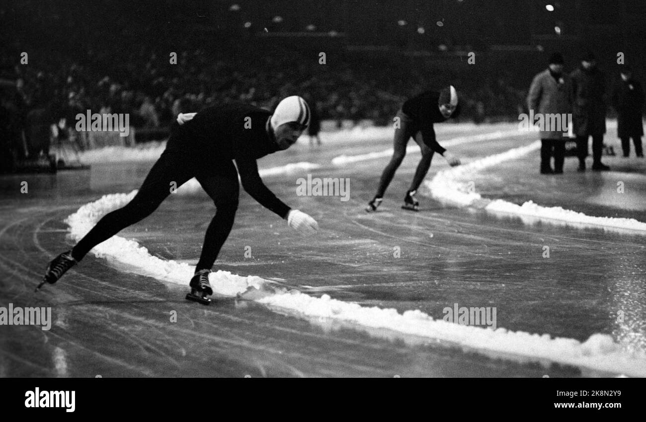 Eislaufen in Oslo 19690102, Neujahrsrennen in Bislett. 5000 Meter. DAG Fornæs in Action (TV) zu zweit mit Göran Claeson (Schweden) als Lead Rights am ersten Tag. Foto: NTB / NTB Stockfoto