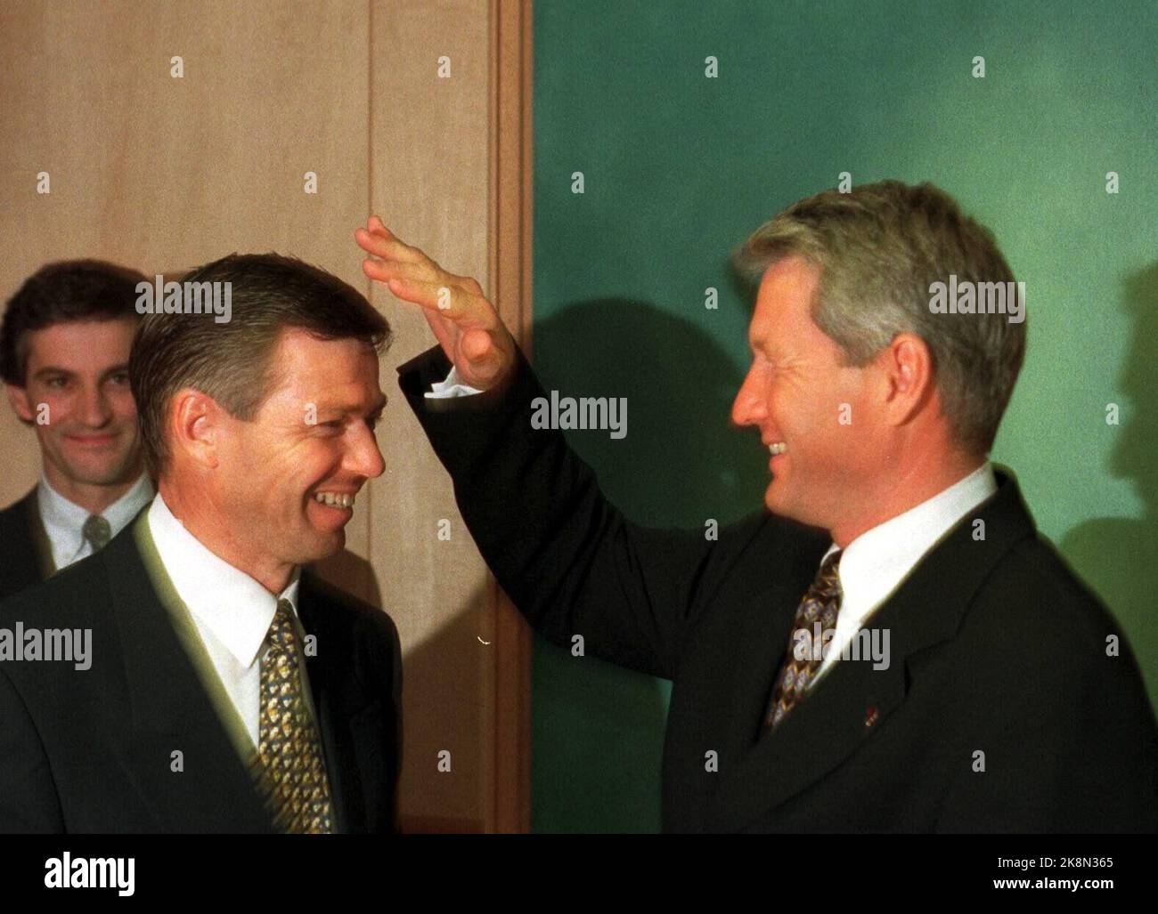 Oslo 19971017: „Hier wird es größer“, sagt der scheidende Premierminister Thorbjørn Jagland zu Kjell Magne Bondevik, der nach den Wahlen 1997 die Rolle des Premierministers übernahm. Im Hintergrund Jonas Gahr Støre. Scan-Foto: Knut Falch / NTB Stockfoto