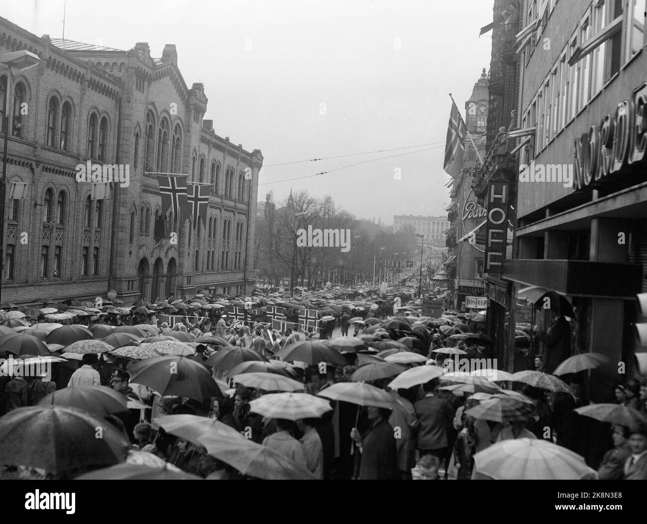 Oslo 19630517. Mai 17 in Oslo wurde eine nasse Angelegenheit, mit Regen den ganzen Tag. Hier 17. Mai der Zug auf dem Weg nach Karl Johans Tor. Ein endloser Strom von Regenschirmen! Foto: NTB / NTB Stockfoto