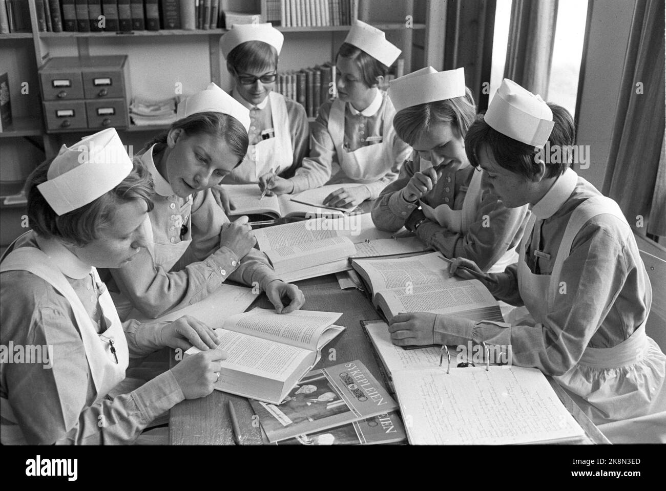 Akershus 19691113. Pflegeschüler im Kreiskrankenhaus Akershus. Studium mit Büchern in der Bibliothek. Die Zeitschrift Navy ist auf dem Tisch zwischen ihnen. Foto: Henrik Laurvik / NTB Stockfoto
