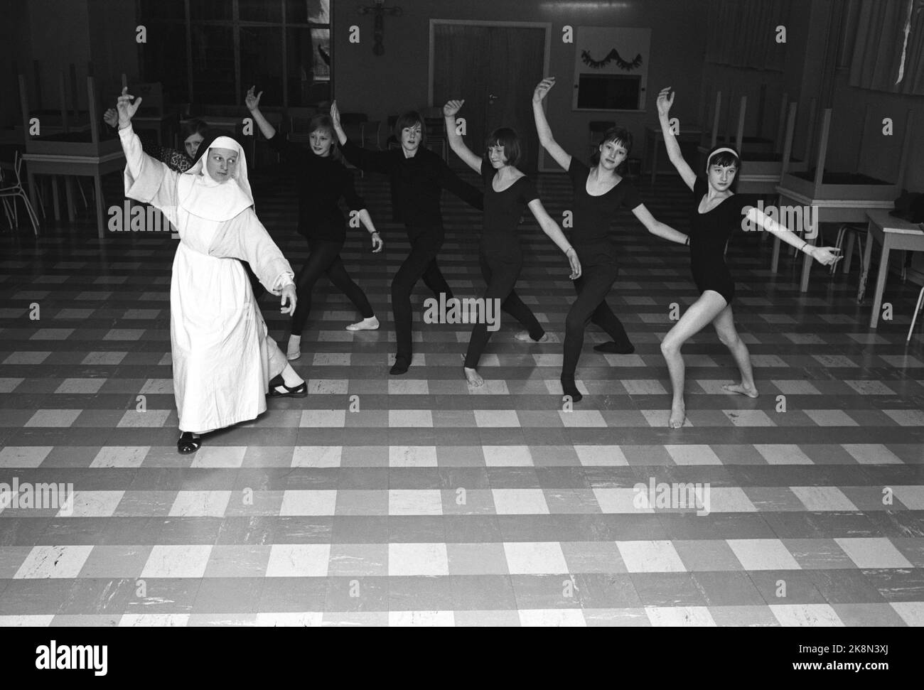 Bodø 1965 die katholischen Nonnen in St. Sunniva Hemm in Bodø führen Kindergarten, Judo-Unterricht, Amateurtheater, Ballett und Pop-Tanz. Die Ballettgruppen werden von Schwester Ruth unterrichtet. Sie unterrichtet die jungen Bodø Mädchen in Positionen und Schritten mit der Sicherheit eines professionellen Praktizierenden. Foto: Ivar Aaserud / Aktuell / NTB Stockfoto