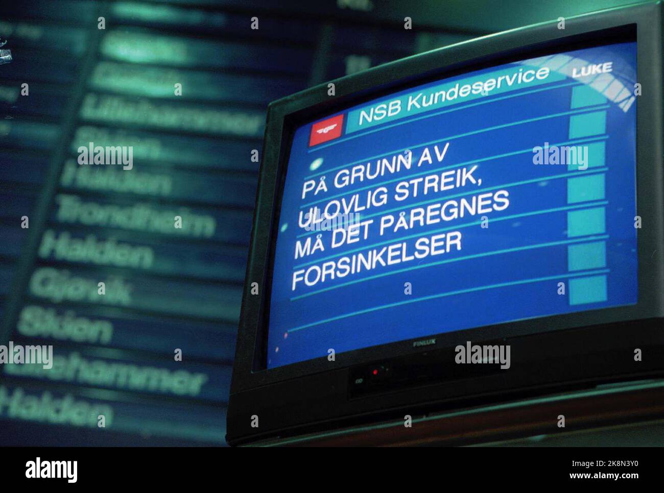 Oslo. Unruhen in NSB. Der Vorsitzende Arne Rettedal ist für die Privatisierung von Teilen des Unternehmensbetriebs bestimmt. Und der Executive Vice President Kristian Rambjør wird drei Direktoren der Gruppe eine Lohnerhöhung von je 50 bis 10.000 NOK gewähren, während mehrere hundert Mitarbeiter aus Sparerlösen gekündigt werden sollen. Das Bild: Die Mitarbeiter aller NSB-Werkstätten streikten am Montagmorgen mit der Forderung, dass Top-Manager Kristian Rambjør abtreten sollte. Hier ist eine Informationafel am Hauptbahnhof von Oslo, die warnt, dass Verzögerungen zu erwarten sind. Foto: Fredrik Naumann Stockfoto