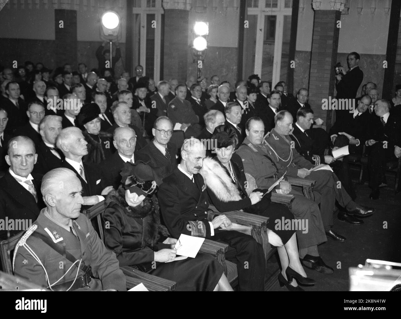 Oslo Dezember 1945. Verteilung des Friedensnobelpreises. Der Preis ging an Max Hubert, das Internationale Rote Kreuz und an Cordell Hull. Hier sieht man König Haakon in Uniform, etwa in der Mitte der ersten Reihe. Kronprinz Olav sitzt neben Kronprinzessin Märtha. Foto: Johnsen / NTB Stockfoto