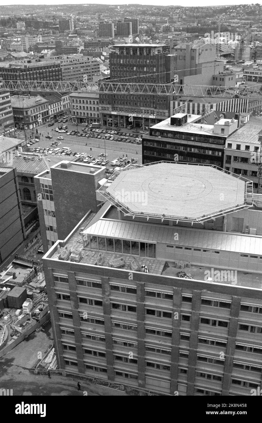 Oslo 19880419. Die Etappe 4. des Regierungsviertels (R-4 mit Adresse Einar Gerhardsens Place 1, gelegen an Grubbegaten), fotografiert am 19. April 1988. Die Hubschrauberplattform auf dem Gebäude. Im Hintergrund links sieht man auch Youngstorget und das Hauptbüro der Labour Party. 19752 Foto: Henrik Laurvik / NTB Stockfoto