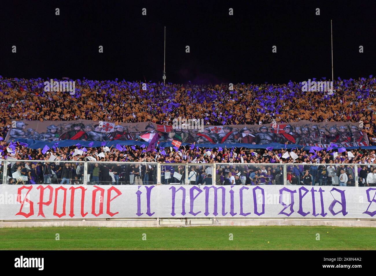 Fans von ACF Fiorentina beim Spiel ACF Fiorentina gegen Inter - FC Internazionale, italienische Fußballserie A in Florenz, Italien, Oktober 22 2022 Stockfoto