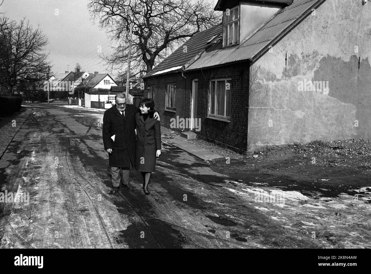 Nykøbing, Dänemark März 1965 - Autor Aksel Sandemose über alte Handlungen in seinem Geburtsort von Nykøbing, oder "Jante", wie er es in seinen Romanen nennt. Hier ist er mit seiner Frau Hanne Sandemose. Foto: Aage Storløkken / Aktuell / NTB Stockfoto