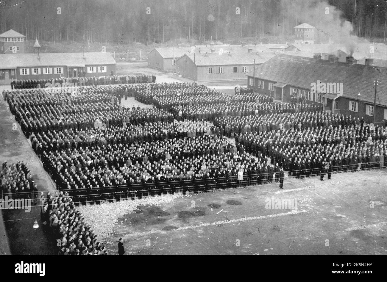 Norwegen während der Besatzung. Das Gefangenenlager Grini in Bærum am Tag der Befreiung von Oslo, 8. Mai 1945. Die Gefangenen haben sich zum letzten Mal aufgestellt. Am selben Tag wurden die ersten neuen norwegischen Gefangenen im Einsatz, die der Zusammenarbeit mit der Besatzungsmacht verdächtigt wurden, das Lager änderte seinen Namen in Ilebu WW2 - Norwegen / Oslo. Konzentrationslager Grini der Tag der Befreiung. Zum letzten Mal sind Gefangene online. Stockfoto