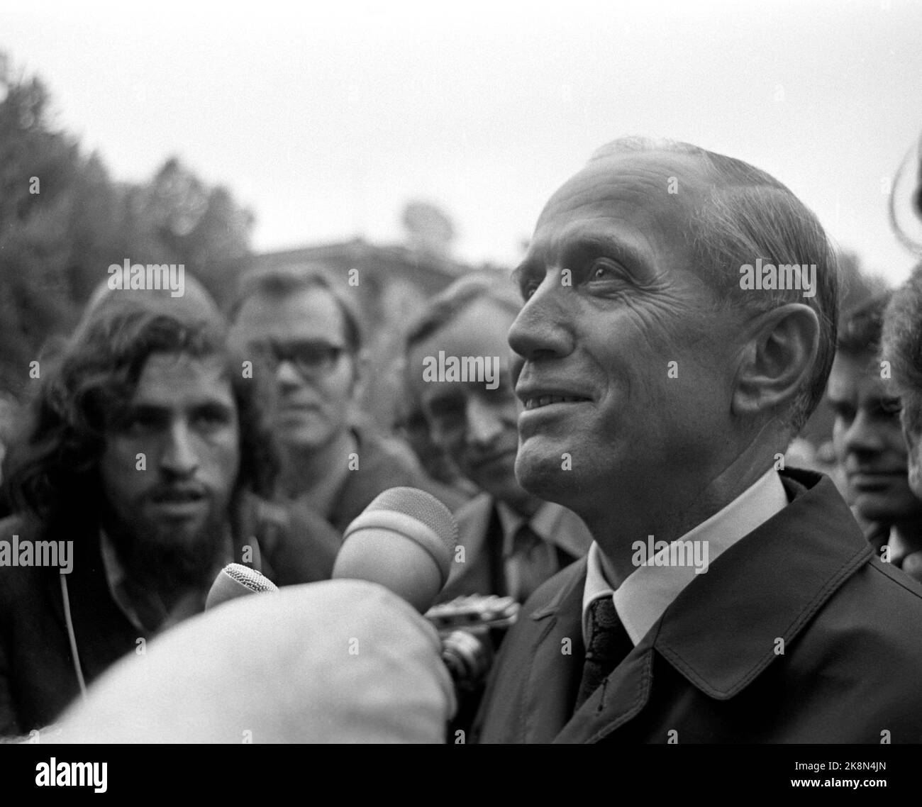 Oslo 197210. Lars Korvald, christliche Volkspartei, wurde beauftragt, eine neue Regierung zu bilden, eine Koalitionsregierung zwischen der Christlichen Volkspartei, der Zentrumspartei und der Linken. Hier wird er auf dem Weg zum Storting interviewt. Foto Sverre A. Børretzen / Aktuell / NTB Stockfoto