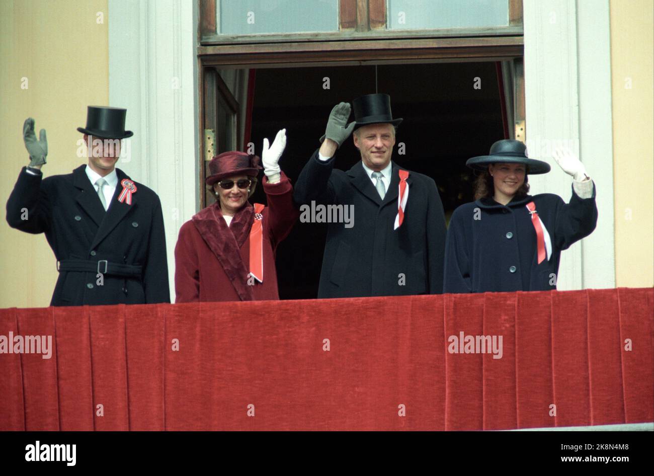 Oslo. Die königliche Familie feiert den 17. Mai. Hier winken und lächeln sie vom Balkon des Schlosses zu den 'Menschen'. Foto; pro Løchen/NTB Stockfoto