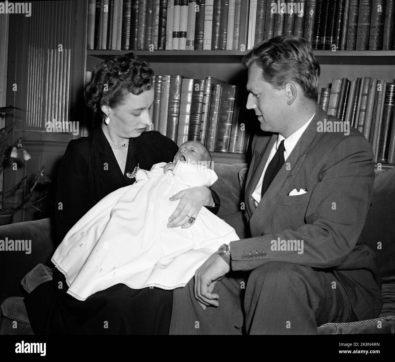 Asker, Skaugum 19540913 Fotosession mit Prinzessin Ragnhild Frau Lorentzen und Reeder Erling Lorentzen, anlässlich der bevorstehenden Taufe durch seinen Sohn Haakon. Hier die beiden zusammen, mit dem Taufkind. Foto: Svensson und Valldal / NTB / NTB Stockfoto