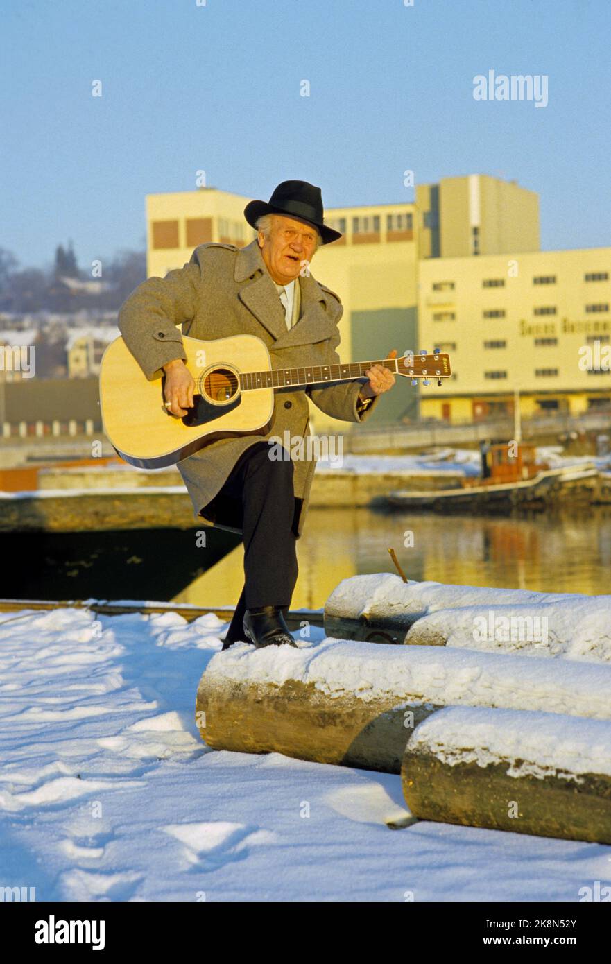 Oslo 19850118. Prediger Aage Samuelsen mit Gitarre bei Brygge in Oslo. Foto Bjørn Sigurdsøn / NTB / NTB Stockfoto