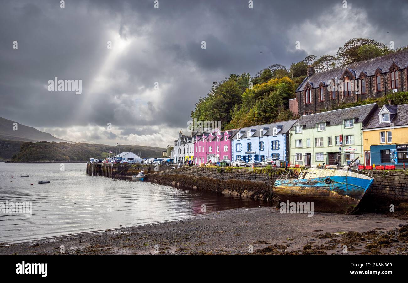 Die bunten Häuser der Hafenfront in Portree auf der Isle of Skye, Schottland Stockfoto