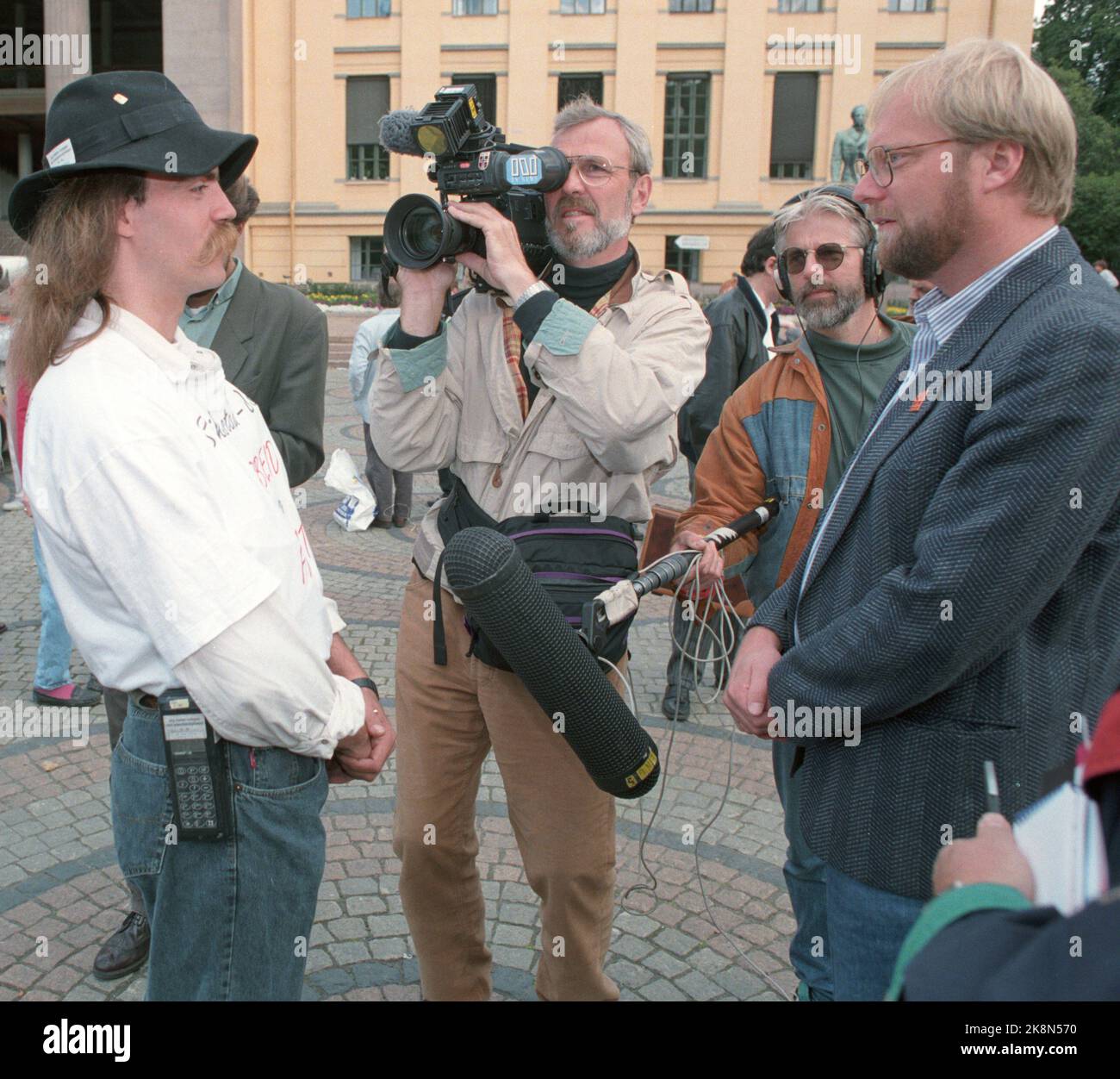 Oslo. Arbeitslos Kjell Arne Gravseth hat den ganzen Weg von Stiklestad nach Oslo mit Forderungen nach besseren Bedingungen für die Arbeitslosen gegangen. Hier trifft er den Staatssekretär Erik Orskaug im Ministerium für Kommunalverwaltung und Arbeit. Am Montag wird er mit Minister Gunnar Berge zusammentreffen. Foto; Morten Holm / NTB Stockfoto