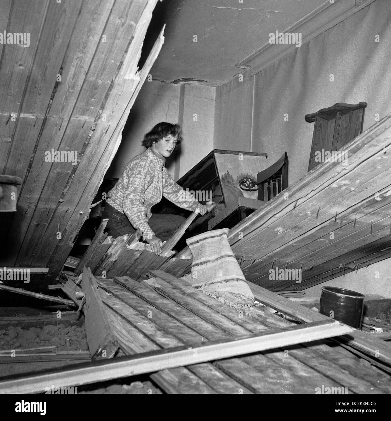 Oslo 1953-10-09 der Unfall in Bekkelaget, bei dem fünf Menschen ums Leben kamen. Hier Innenräume aus einem der Wohnhäuser, die zerstört wurden. Foto: Jan Stage. / NTB-Archiv / ntb Stockfoto