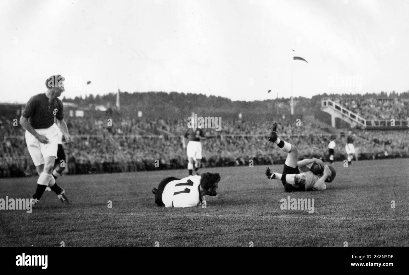 Oslo 19530819: Länderkampf Norwegen - Deutschland Ullevaal Stadium. Thorbjørn Svenssen (f.), Röhring, Asbjørn Hanssen. Foto: NTB Stockfoto
