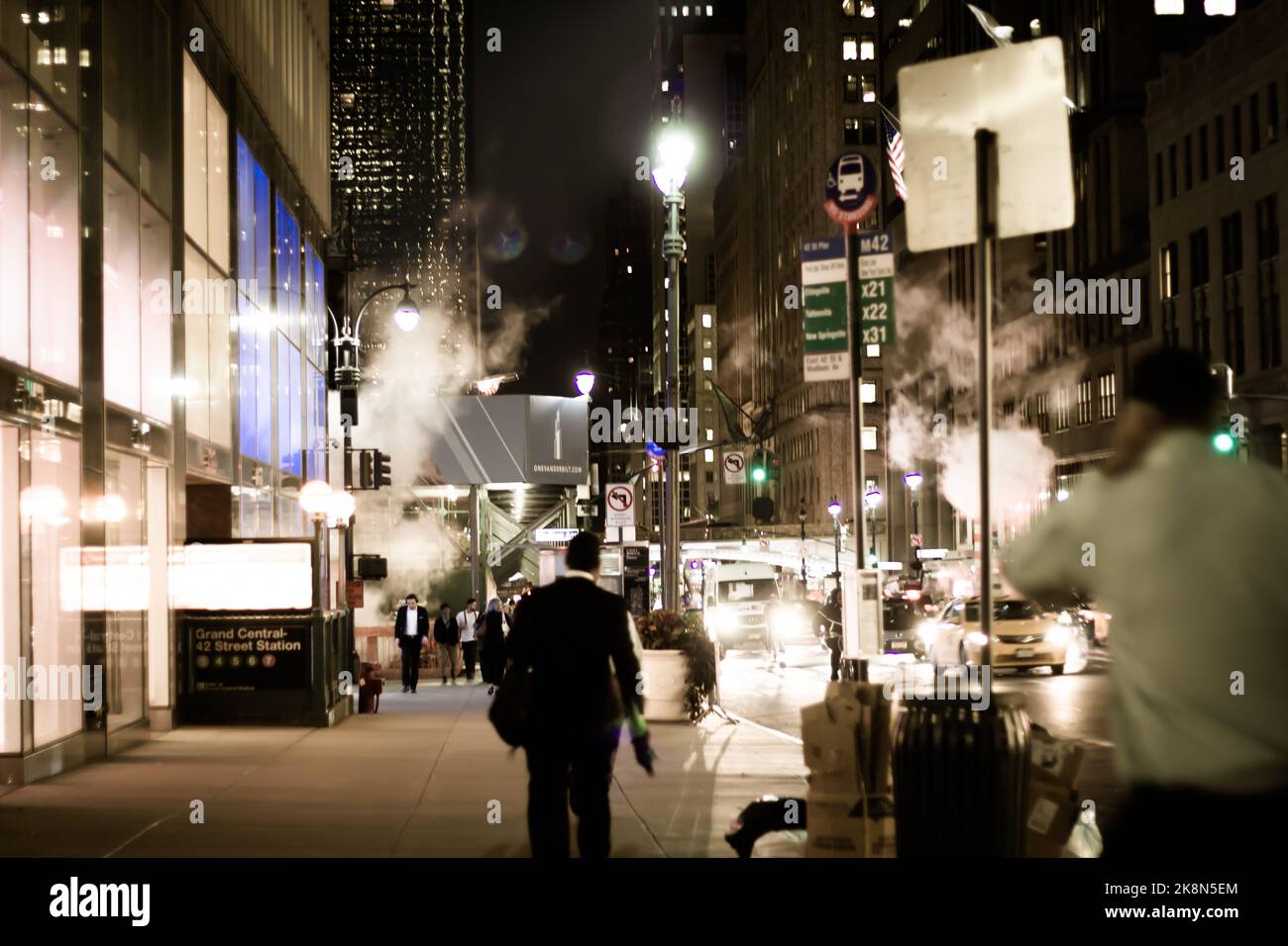 Die geschäftige Stadt New York mit belebten, überfüllten Straßen und starkem Verkehr in der Nacht Stockfoto