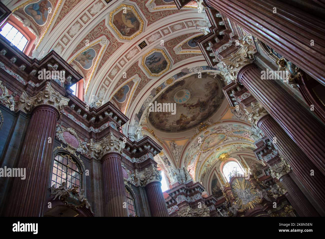 Ein tiefer Blick auf die Decke der Basilika unserer Lieben Frau von der ewigen Hilfe in Poznan Stockfoto