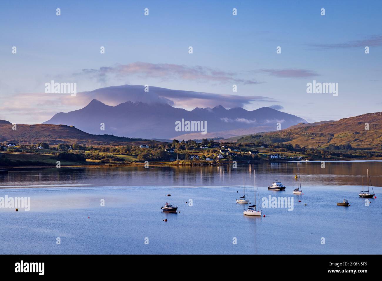 Am frühen Morgen blicken Sie über Portree Bay, Isle of Skye, Inner Hebrides auf die Cullin Hills Stockfoto