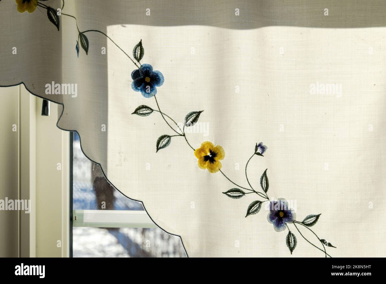 Küchenvorhang mit Blumenmuster Stockfoto
