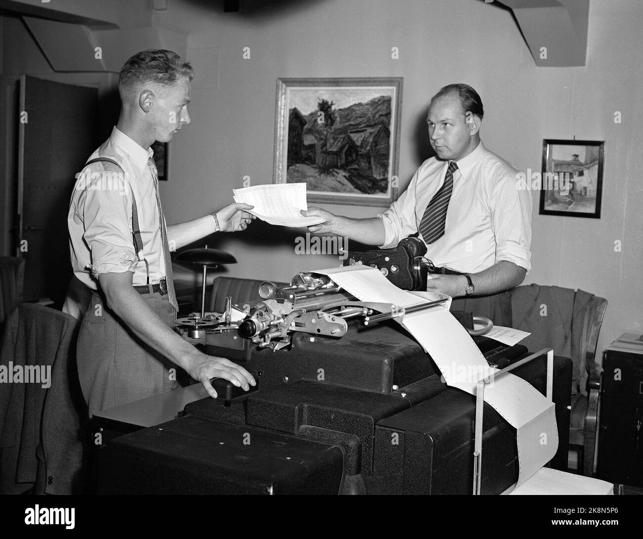 Oslo 19531012 die Parlamentswahlen 1953 waren die ersten Wahlen, nachdem die sogenannte Bauernabteilung aufgehoben wurde. Die Labour Party bekommt eine Mehrheit. Hier aus der Wahlnacht in der Nachrichtenagentur Norsk Telegram Agency NTB. Die Wahlergebnisse ticken auf dem Remote-Drucker. Foto: NTB / NTB Stockfoto