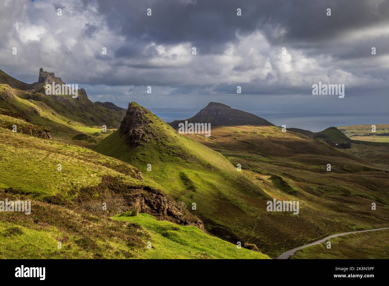 Cnoc a Mheirlich und aus dem Quiraing, Isle of Skye, Schottland Stockfoto