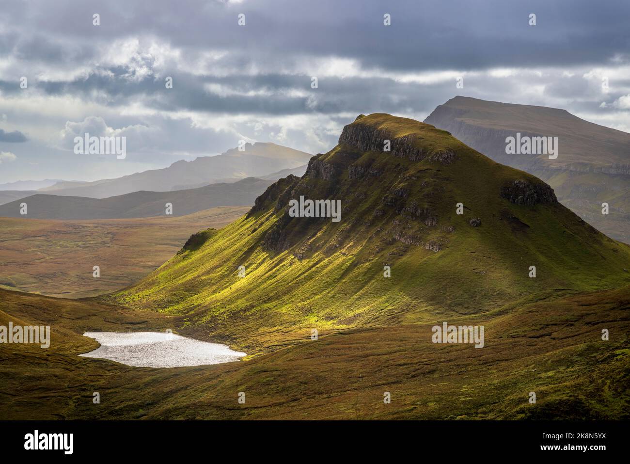 Cleat und Loch Cleat vom Quiraing Path, Isle of Skye, Schottland Stockfoto