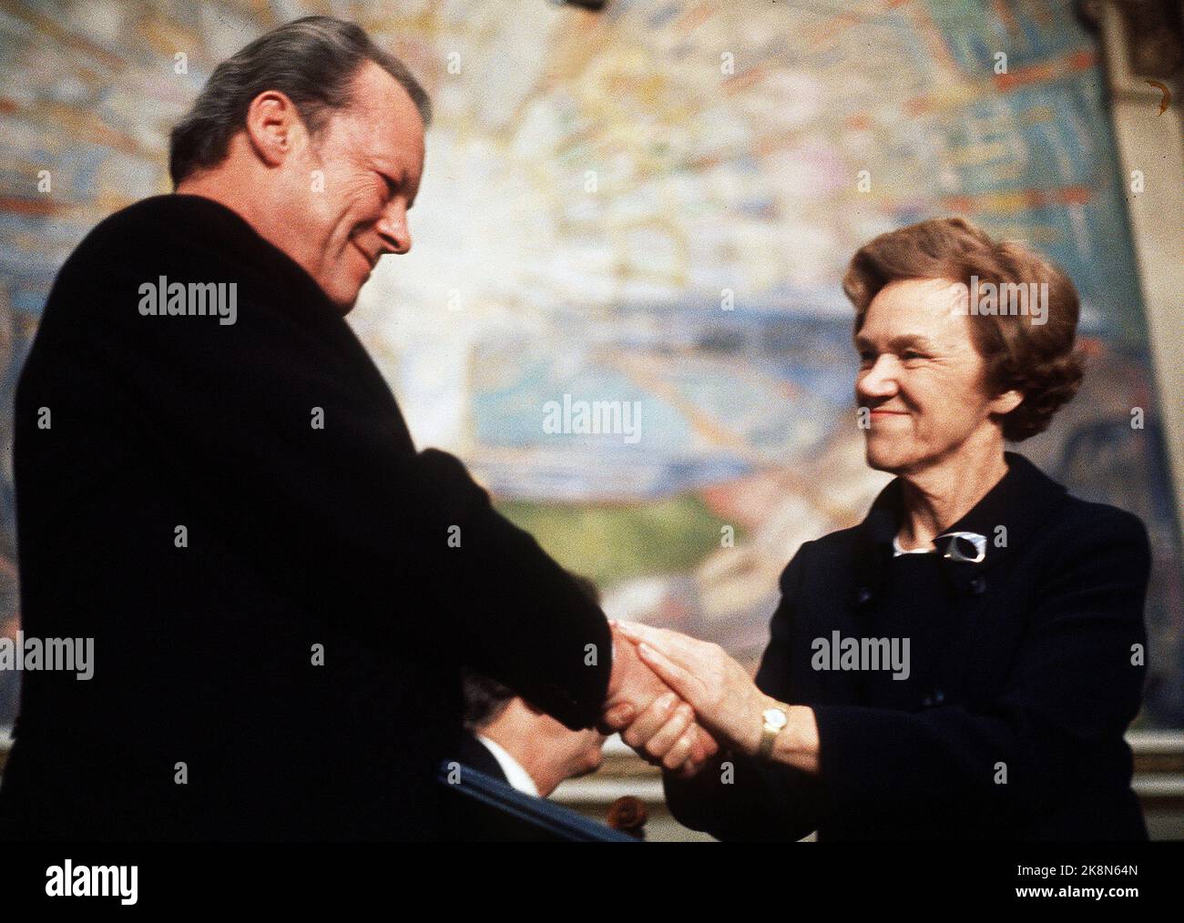 Oslo 19711210. Friedensnobelpreis 1971 an Willy Brandt. Die Auszeichnung wird von Aase Lionæs, dem Vorsitzenden des norwegischen Nobelkomitees, überreicht. Foto NTB / NTB / Erik Thorberg. Stockfoto