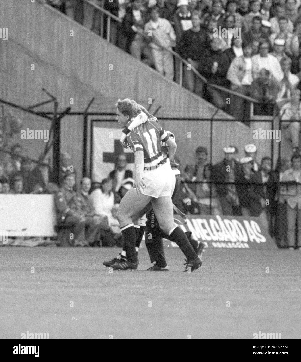 Oslo19880914. Fußball Norwegen - Schottland. Tom Sundby ist verletzt. Abbildung 5 von 5. Foto: Eystein Hanssen / NTB Stockfoto