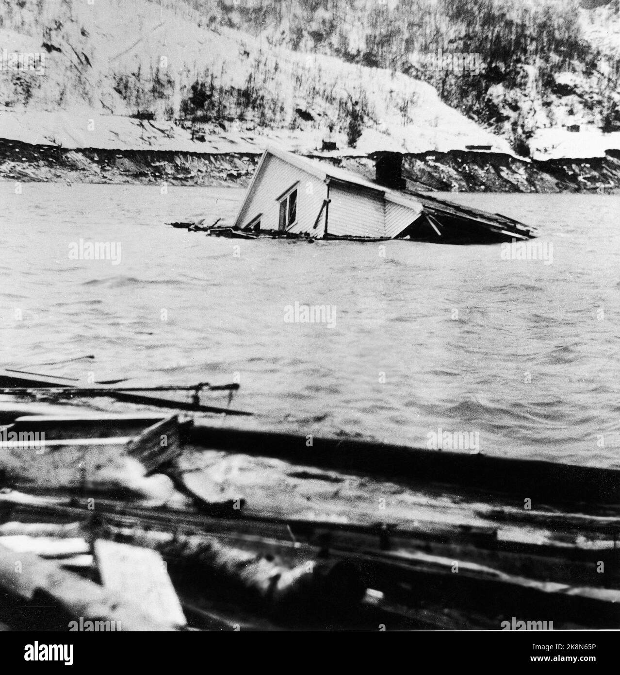 Sokkelvik 19590508 Nacht bis zum 8. Mai 1959 wurde das Dorf Sokkelvik in Nordreisa in Troms von einem Tonlauf getroffen, der auf dem Meeresboden ausgelöst wurde. Neun Menschen kamen ums Leben. Von diesem Haus aus schwamm ein 11-jähriger Junge an Land, während Mutter und zwei Geschwister umkamen. Foto: NTB Corr / NTB Stockfoto