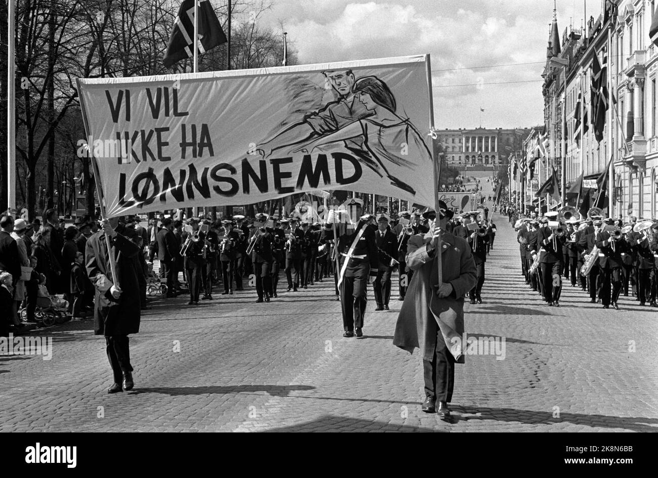 Oslo 19640501 1. Mai Demonstration in Oslo. Mai 1 der Zug auf dem Weg zum Karl Johans Tor. Plakat mit dem Text "Wir wollen keine Gehaltsabrechnung" Foto: NTB / NTB Stockfoto