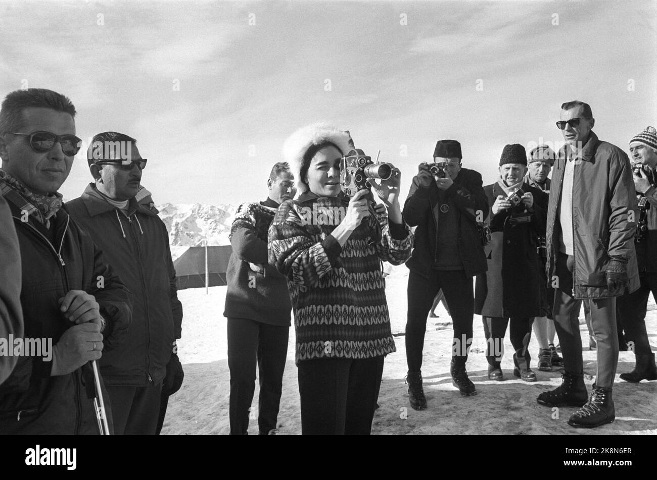 Innsbruck - Februar 1964 der aktuelle Fotograf kommt mit der Shaah von Persien, Farah Diba und Bodyguards zum Skifahren in der Olympischen Stadt. Hier leiht Farah Diba eine Filmkamera. Foto: Ivar Aaserud / Aktuell / NTB Stockfoto