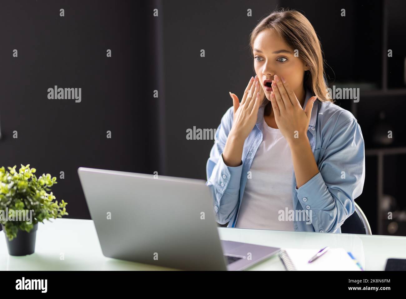 Business und Office Konzept - überrascht Geschäftsfrau mit ihrem Laptop-computer Stockfoto