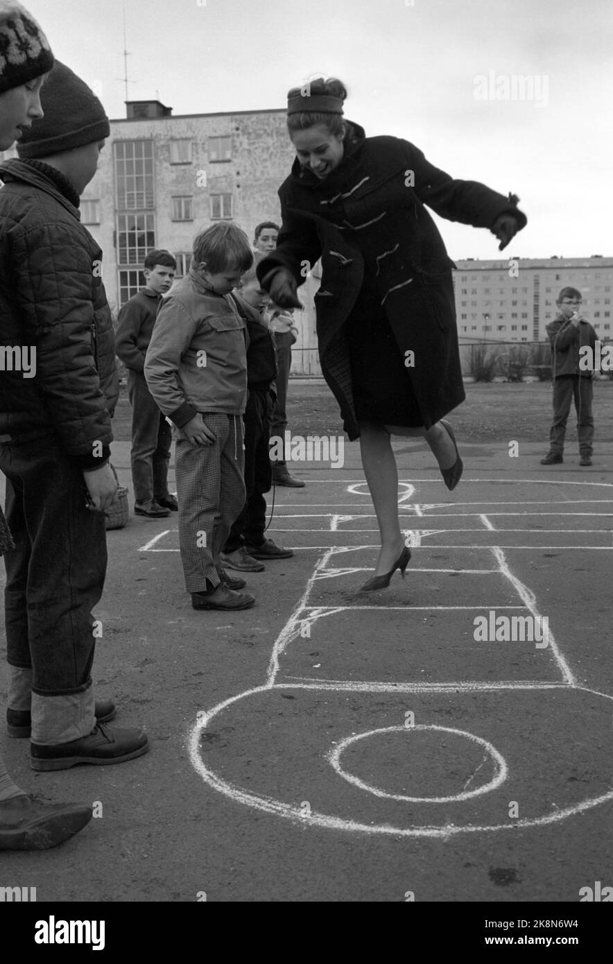 Oslo 196404 Stud. Mag. Art. Åse Astrup (Åse Enerstvedt) sammelt als erstes im Land Material für einen Master-Abschluss über norwegisches Outdoor-Kinderspielzeug. Hier springt sie mit den Kindern in Marienlyst in Oslo ins Paradies. Foto Sverre A. Børretzen / Aktuell / NTB Stockfoto
