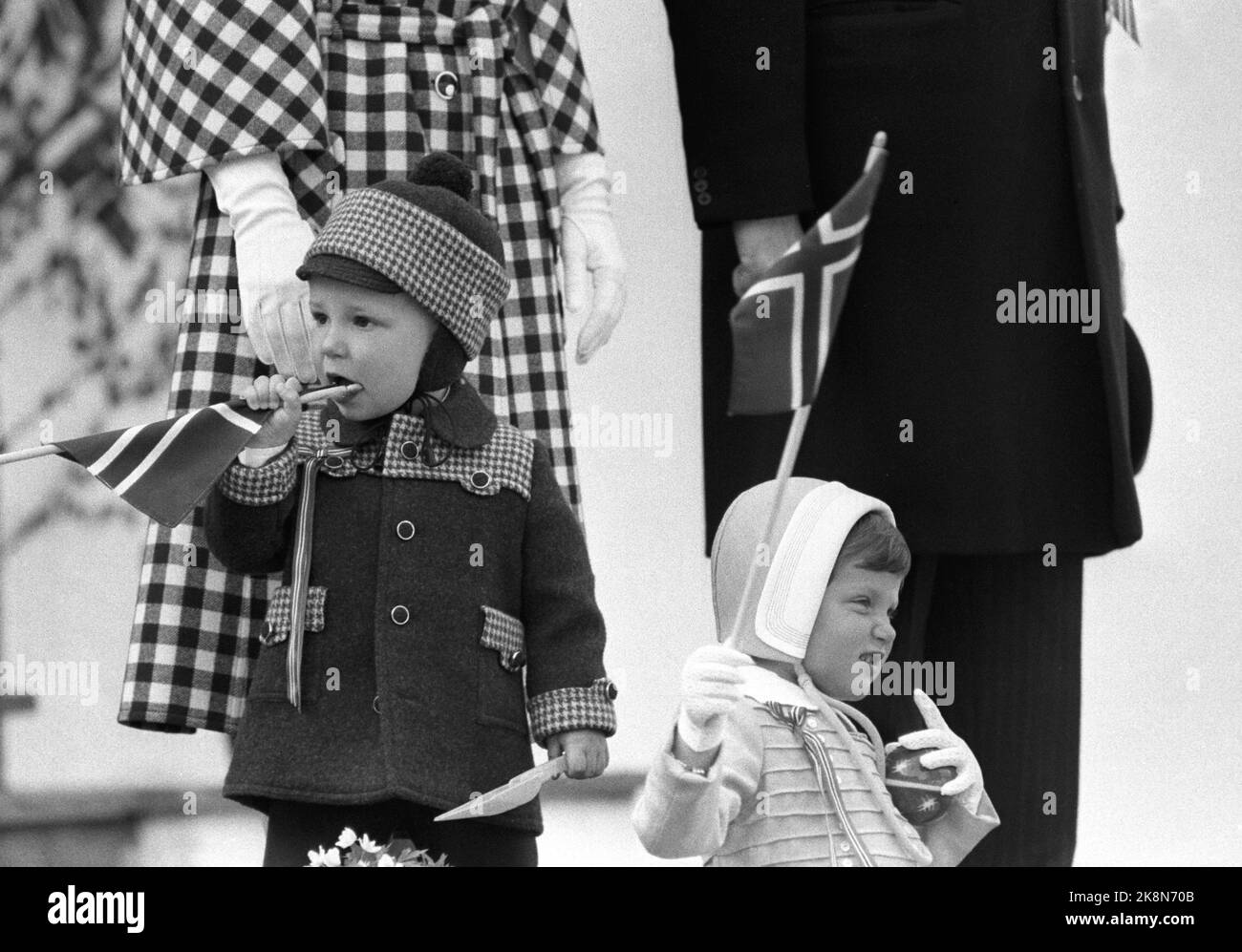 Skaugum 17. Mai 1975. Die Kronprinzenfamilie begrüßte am 17. Mai in den frühen Morgenstunden wie üblich den Kinderzug von der Treppe in Skaugum. Hier Kronprinzessin Sonja und Kronprinz Harald zusammen mit den Kindern Prinz Haakon und Prinzessin Märtha. Foto: Svein Hammerstad / NTB / NTB Stockfoto