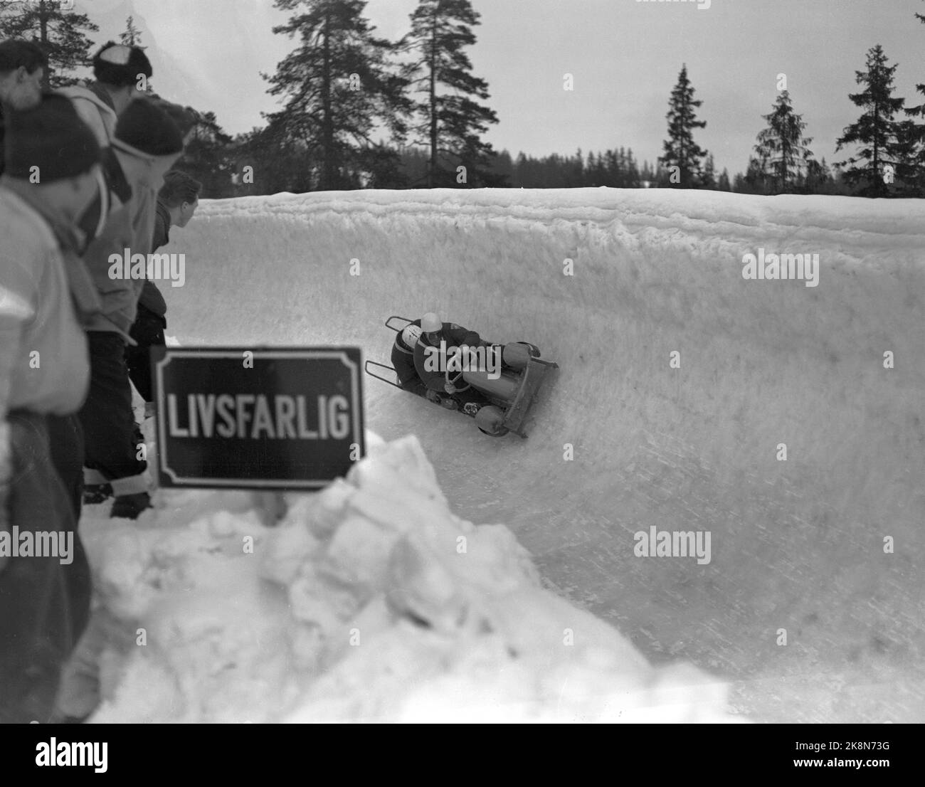 Oslo, Frognersetten Januar 1951. Die Bobbahn, die für die Olympischen Winterspiele im kommenden Winter gebaut wird, ist bereit für Testfahrten. Hier einer der Bobs im Einsatz unter dem Testrennen. Das Warnzeichen im Vordergrund hat den Text „tödlich“. Foto: Skotaam und Kjus / Current / NTB Stockfoto