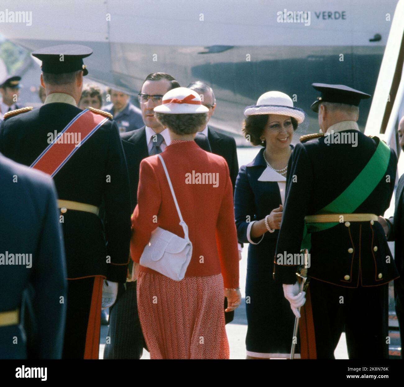 Oslo 19800603. Präsident Antonio Ramalho Eanes aus Portugal besucht Norwegen mit seiner Frau Mary. Präsident Antonio Ramalho Eanes und Frau Maria werden bei der Ankunft am Flughafen Fornebu von der königlichen Familie empfangen. Von hinten (f.) Kronprinz Harald, Kronprinzessin Sonja und König Olav. Foto: Bjørn Sigurdsøn NTB / NTB Stockfoto