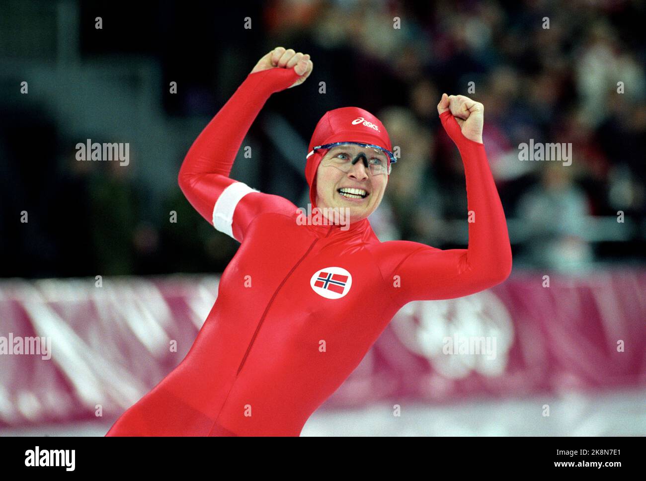 Hamar 1994-02-19 Olympische Spiele 1994 Lillehammer. Schnelle Rennen, Frauen, 500 Meter. Edel Therese Høiseth jubelt über das Rennen. Sie wurde Nr. 8. Foto: Lise Åserud / NTB / NTB Stockfoto