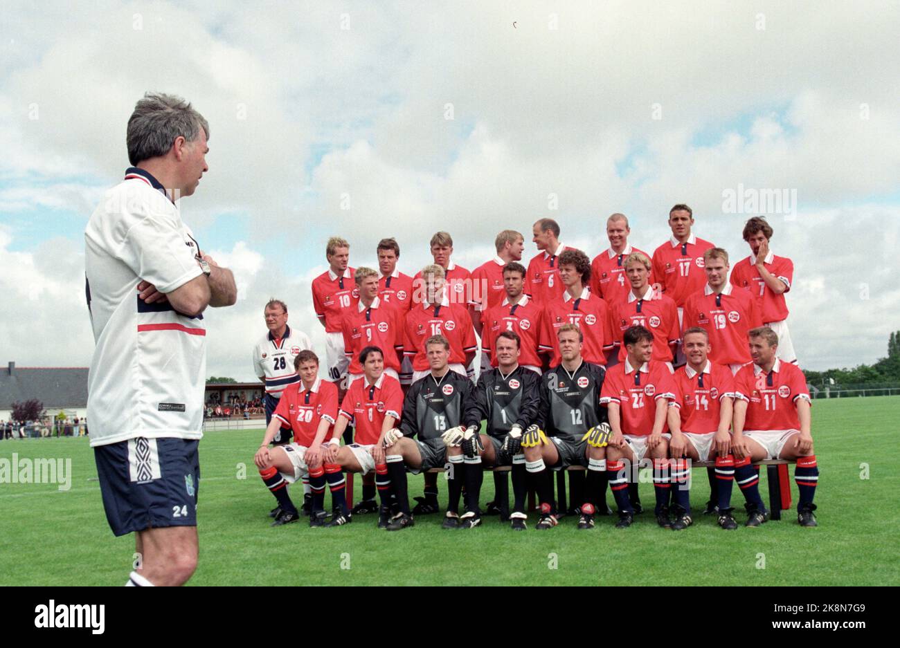 LA BAULE, FRANKRIKE 19980607 VM i Fotball. Landslagssjef Egil Olsen foran troppen på 22 mann; han har vanskelige avveininger før han finden den endelige lagoppstillingen mot Marokko i Montpellier onsdag kveld. BAK Fra venstre: Kjetil Rekdal, Stig Inge Bjørnebye, Gunnar Halle, Egil Østenstad, Ståle Solbakken, Henning Berg, Håvard Flo Og Erik 'Myggen' Mykland. I midten Fra venstre: Assistenzener Bjørn Hansen, Tore André Flo, Jostein Flo, Ronny Johnsen, Dan Eggen, Vidar Riseth, Erik Hoftun. Foran Fra venstre: Ole Gunnar Solskjær, Øyvind Leonhardsen, Espen Baardsen, Frode Grodås, Thomas Myhre, Stockfoto