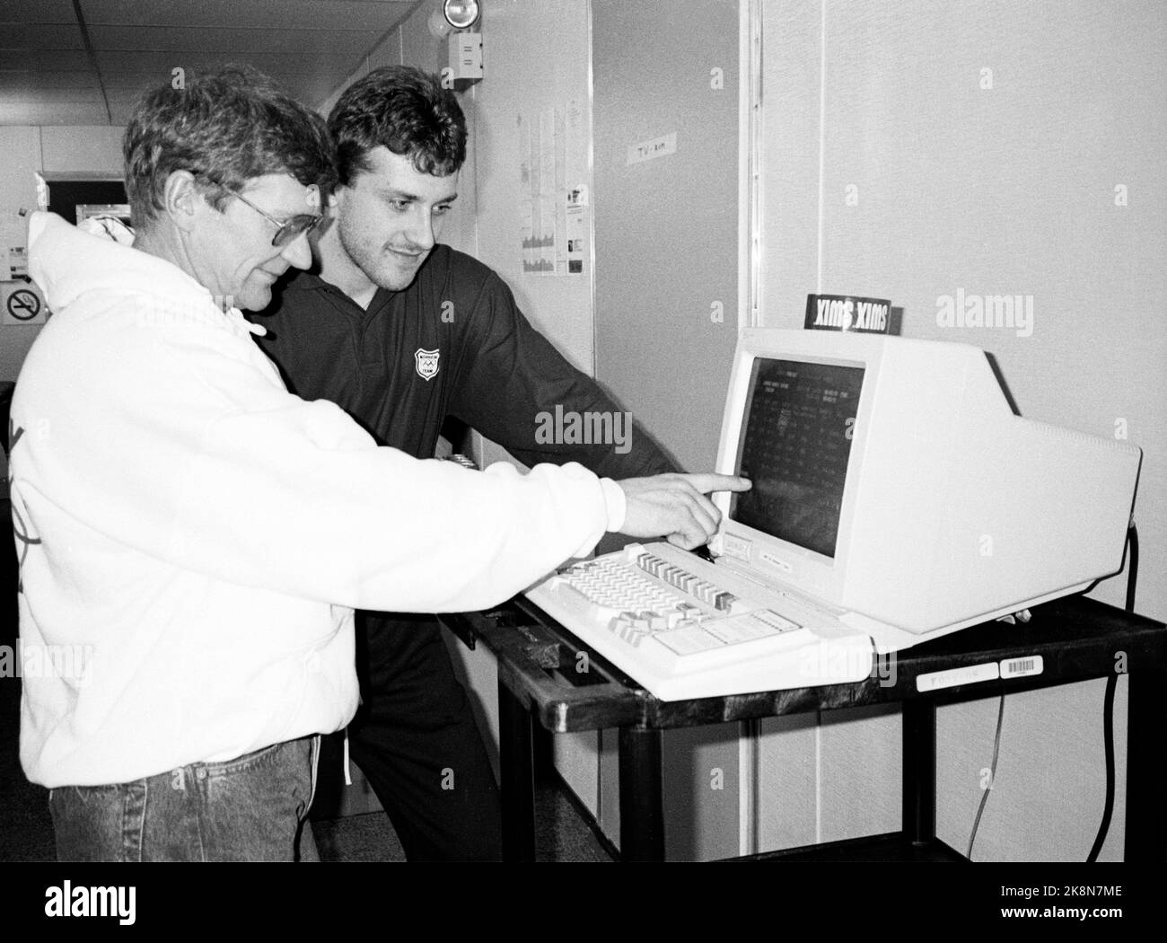 Calgary, Kanada 198802: Olympic Calgary 1988. Nationalmannschaftstrainer Åke Jønsson und Terje Langli studieren die Wettervorhersage am Computer in der olympischen Stadt Canmore. Foto: Bjørn Sigurdsøn Stockfoto