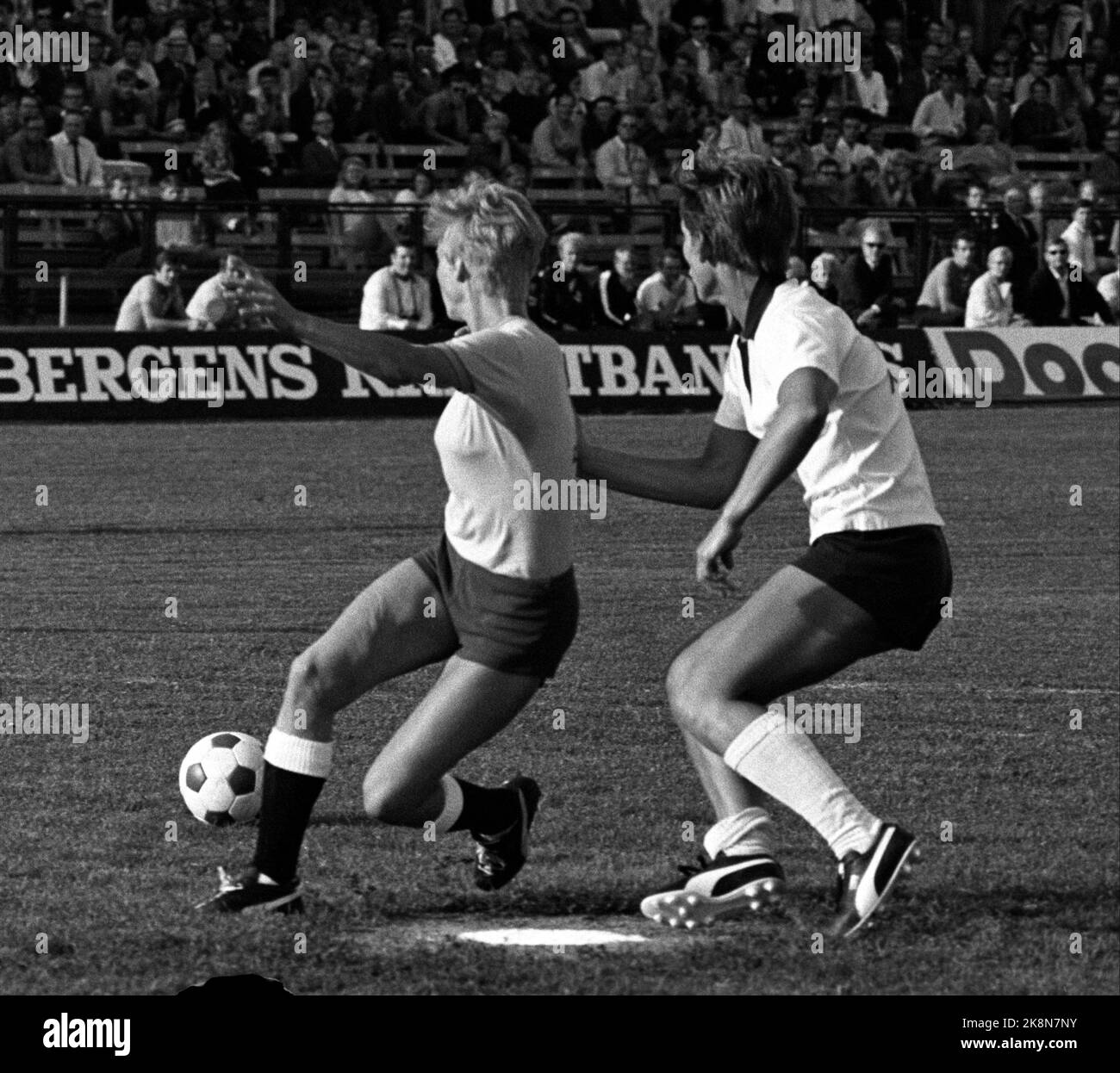 Oslo 19710802 Uofisiell Finale in der NM in Fußball für Frauen / Frauen. Vestar/Skjeberg 2-1. Hier Vestar-Spieler mit dem Ball, während Skjeberg-Spieler versucht, anzupacken. Foto: NTB / NTB Stockfoto