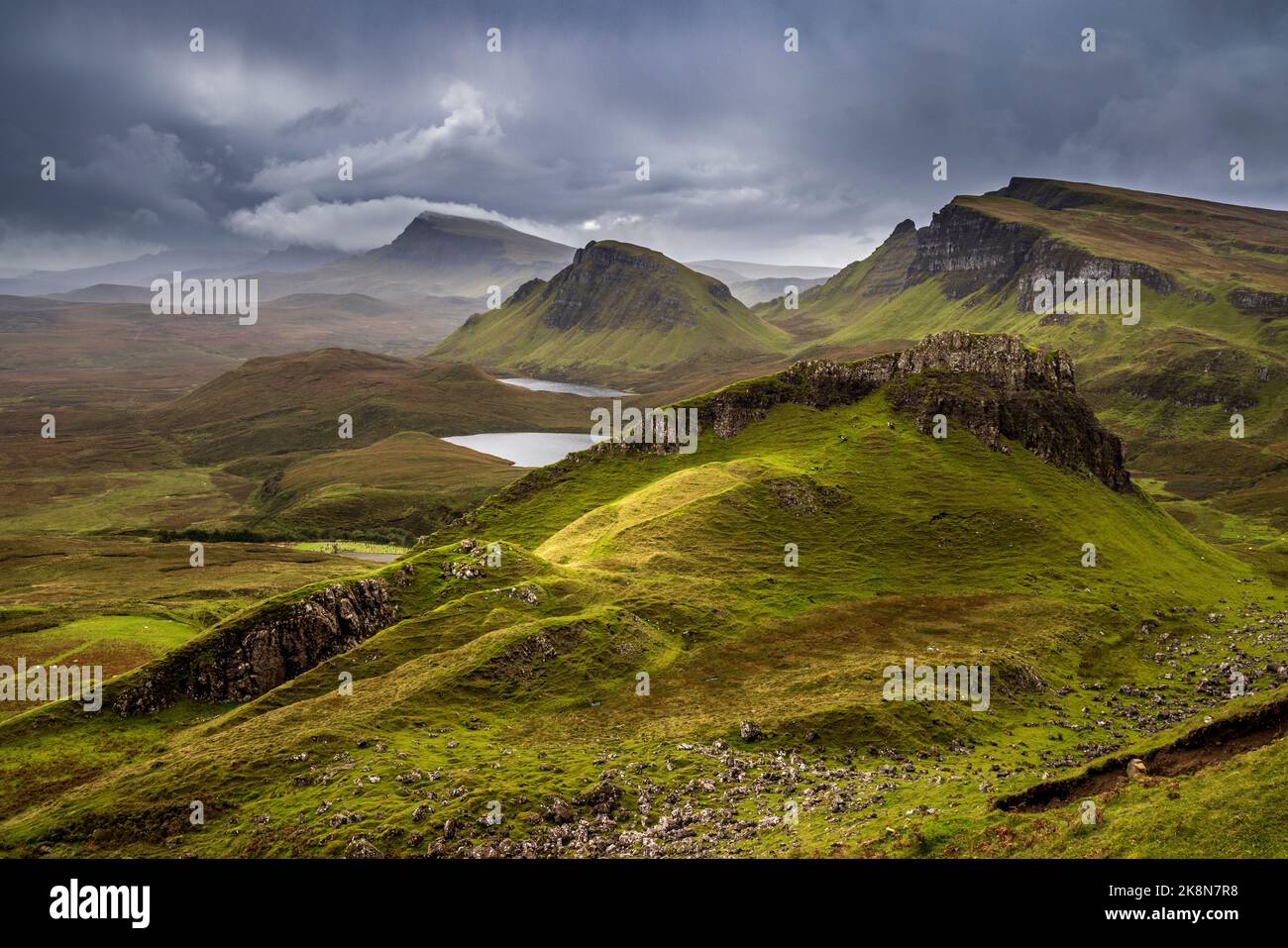 Cnoc a Mheirlich vom Quiraing-Pfad auf dem Trotternish Ridge, Isle of Skye, Schottland Stockfoto