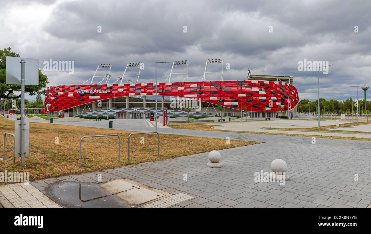Budapest, Ungarn - 31. Juli 2022: Bozsik Arena Multi Sports Stadium at Kispest Cloudy Sky Summer Day. Stockfoto