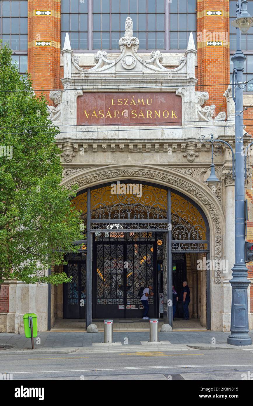 Budapest, Ungarn - 31. Juli 2022: Haupteingang zur zentralen Markthalle in der Altstadt. Stockfoto